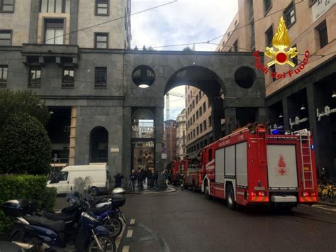 Paura a Milano: incendio vicino al Duomo. Evacuati i 